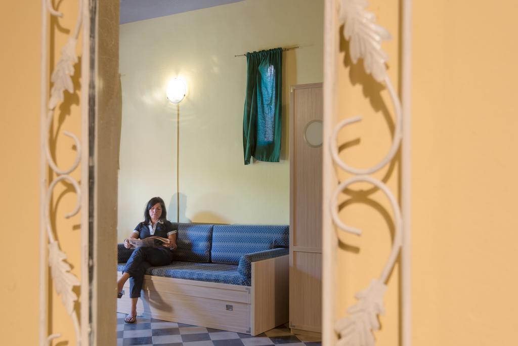 Villa Emilia Марина ди Кастането Кардучи Екстериор снимка