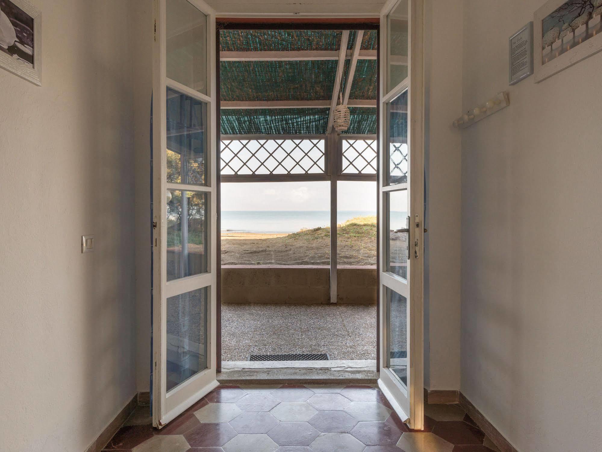 Villa Emilia Марина ди Кастането Кардучи Екстериор снимка