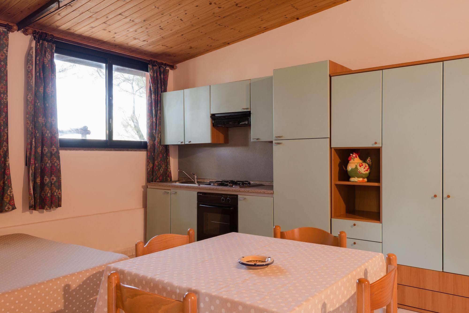 Villa Emilia Марина ди Кастането Кардучи Екстериор снимка